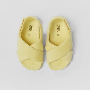 Girl sandals in yellow